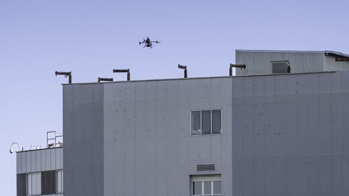 El dron sobre el hospital de La Paz durante la dmostración.