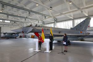 Robles junto a la minisra de Defensa lituana frente a un Eurofighter del Ala 11.