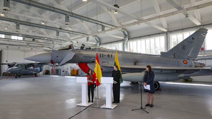 Robles junto a la minisra de Defensa lituana frente a un Eurofighter del Ala 11.