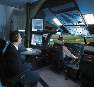 Cabina y puesto de instructor de un simulador de Airbus A320