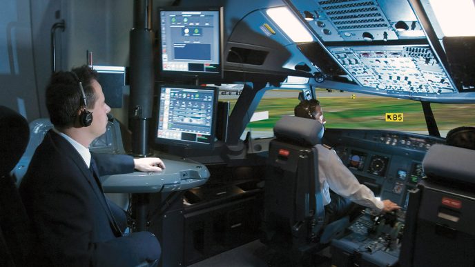 Cabina y puesto de instructor de un simulador de Airbus A320