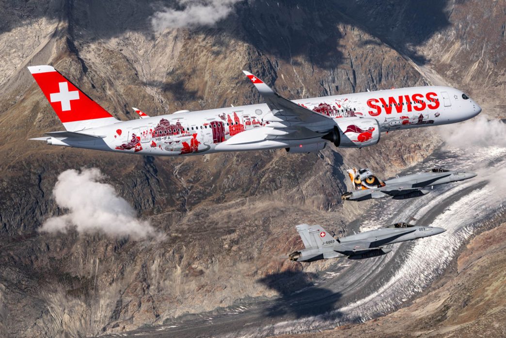Swiss realizó una sesión fotográfica de su primer A350 volando en formación sobre los Alpes con varios F-18 suizos.