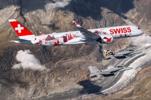 Swiss realizó una sesión fotográfica de su primer A350 volando en formación sobre los Alpes con varios F-18 suizos.