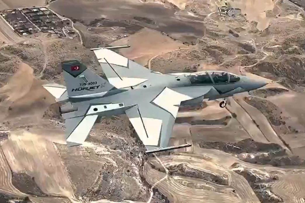 El segundo prototipo del TAI Hurjet en vuelo.