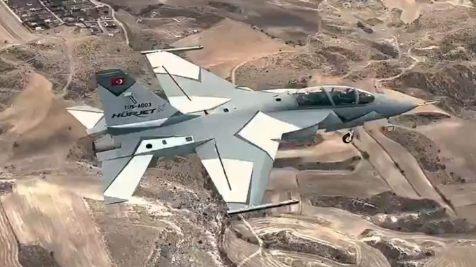 El segundo prototipo del TAI Hurjet en vuelo.