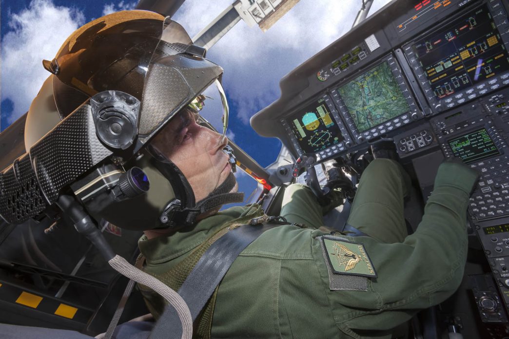 Piloto de NH90 con el casco Thales TopOwl.