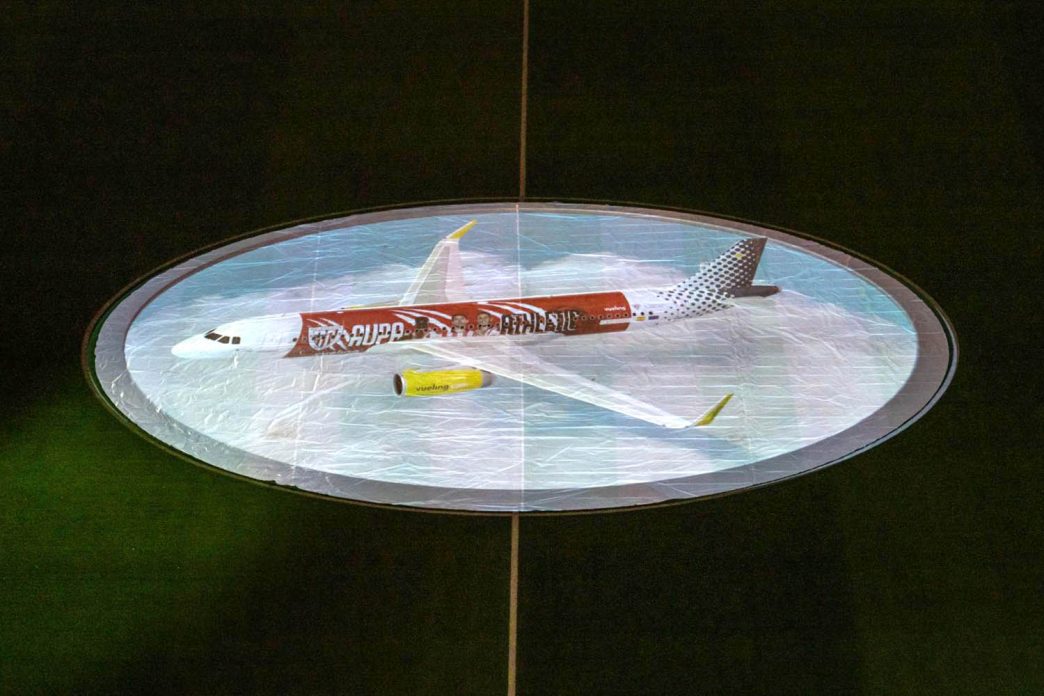 El nuevo Airbus A320 que Vueling dedicará al Atlétic de Bilbao proyectado sobre el campo de juego de San Mamés.