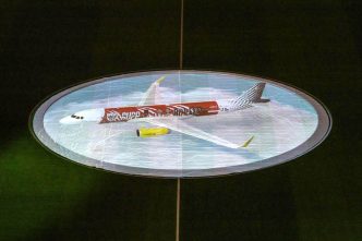 El nuevo Airbus A320 que Vueling dedicará al Atlétic de Bilbao proyectado sobre el campo de juego de San Mamés.