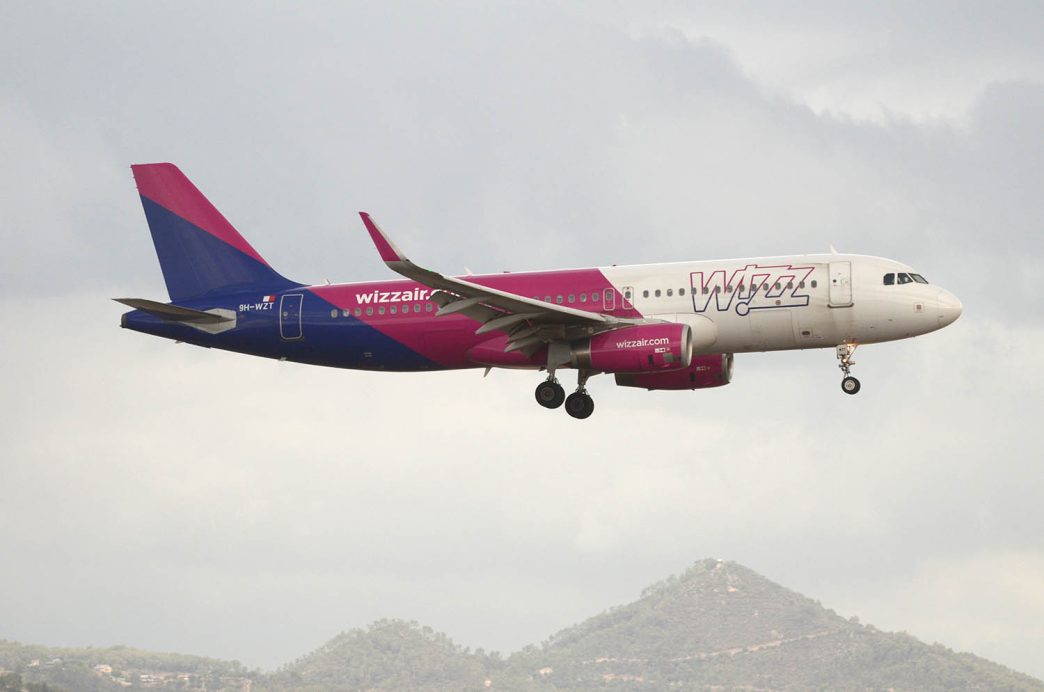 Airbus A320 de Wizz Air aterrizando en Barcelona.