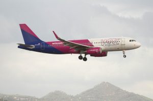 Airbus A320 de Wizz Air aterrizando en Barcelona.