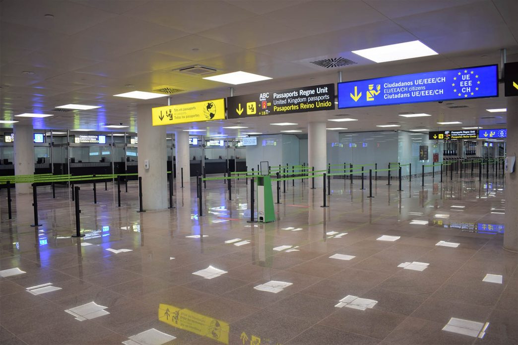 El transporte aéreo avisa a la Unión Europea que los controles de pasaportes en los aeropuertos pueden colapsar en verano.