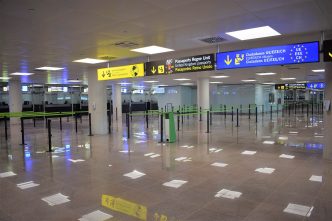 El transporte aéreo avisa a la Unión Europea que los controles de pasaportes en los aeropuertos pueden colapsar en verano.