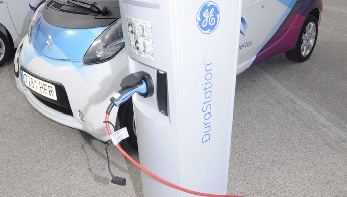 Aena comenzó a incororar coches eléctricos en 2011. Y desde entonces exige cada vez más vehículos cero emisiones a las empresas de handling.