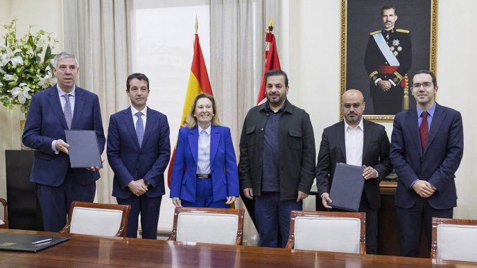 Firma del acuerdo entre Indra y Edge.