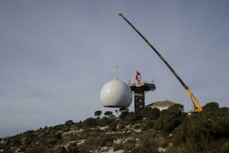 Instalación del radomo del nuevo radar de control aéreo de Begas.