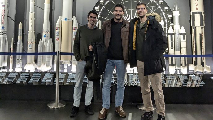 Joaquín González, José Antonio Rebollo y Javier Urrios, ganadores del premio en 2024 con el Proyecto Órbita: un nuevo paradigma de simulación espacial, un software de simulación espacial.