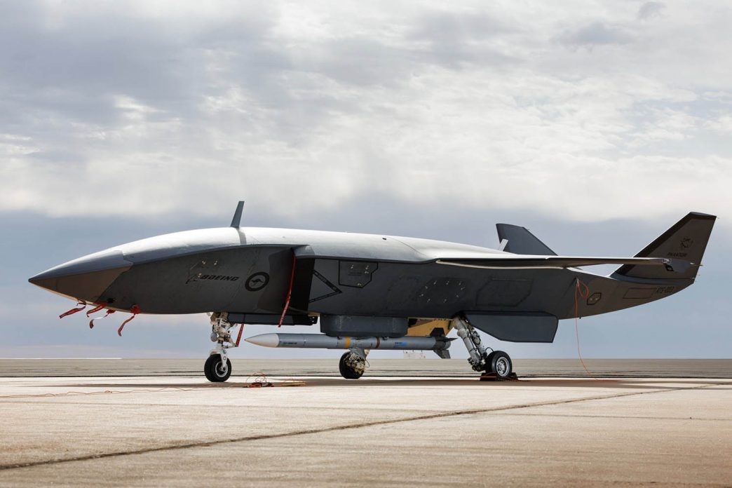 MQ-28 con emblemas de la Fuerza Aérea de Australia y un misil AIM-120.