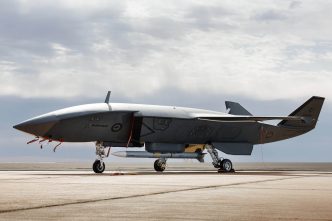 MQ-28 con emblemas de la Fuerza Aérea de Australia y un misil AIM-120.