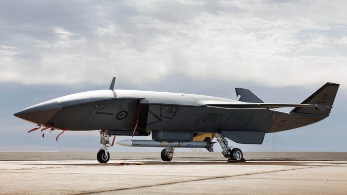 MQ-28 con emblemas de la Fuerza Aérea de Australia y un misil AIM-120.