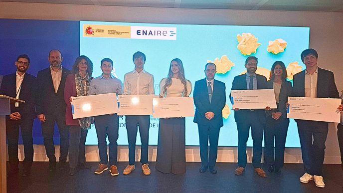 Los premiados junto a directivos de Enaire.