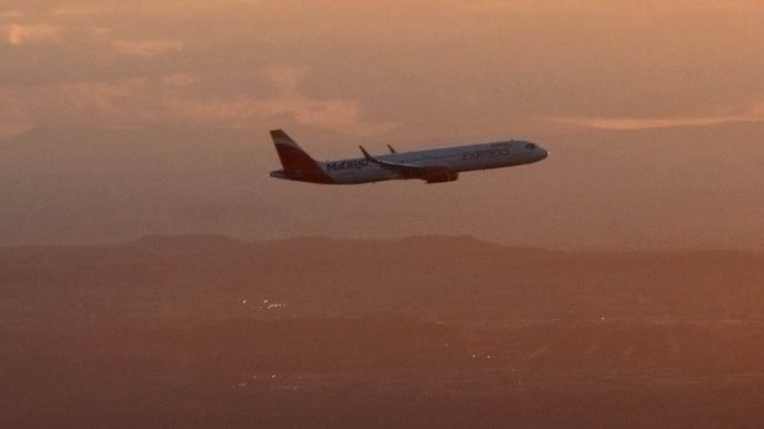 Airbus A321 de Iberia Express en aproximación a Madrid-Barajas.