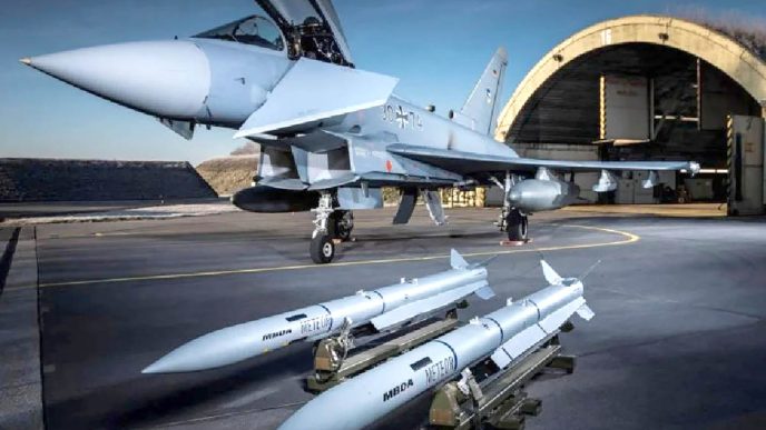 Misiles MBDA Meteor junto a un Eurofighter alemán.