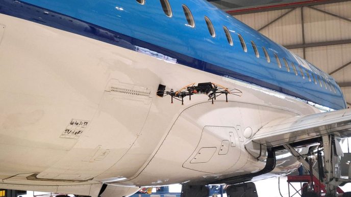 Un UAV Iris CMX revisando la pintura de una aeronave.