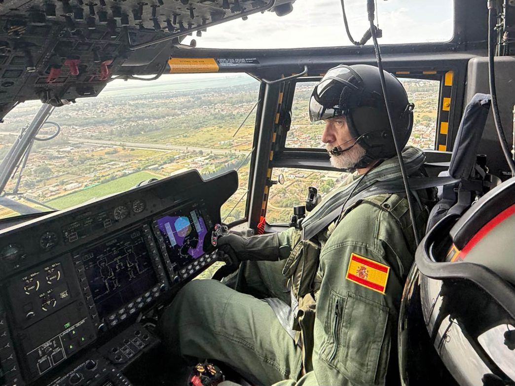 Felipe VI a los mandos de un NH90 de la Armada.