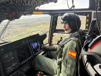 Felipe VI a los mandos de un NH90 de la Armada.