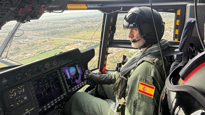 Felipe VI a los mandos de un NH90 de la Armada.