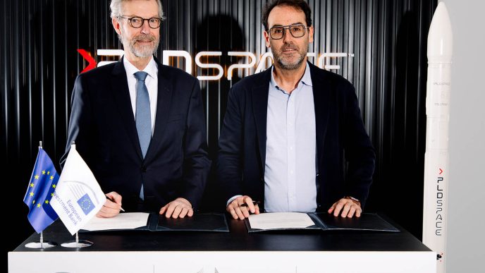 Firma entre PLD Space y el BEI del préstamo de 30 millones de euros.