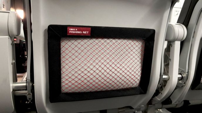 Los bolsillos para efectos personales en los nuevos asientos sostenibles de Recaro señalan su origen.