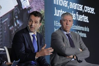 Ángel Escribano y José Vicente De los Mozos, consejero delegado de Indra.