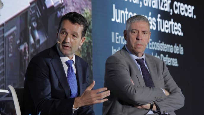 Ángel Escribano y José Vicente De los Mozos, consejero delegado de Indra.