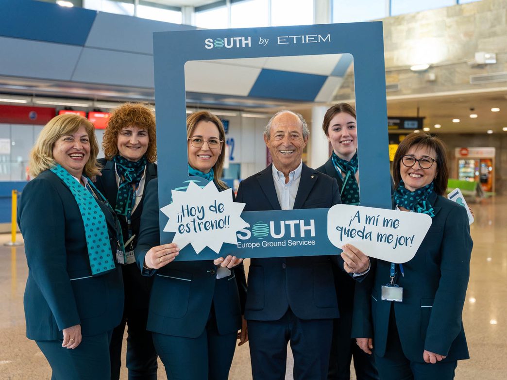 Empleadas de South con los nuevos uniformes junto a Javier Cañás, diseñador de los mismos.