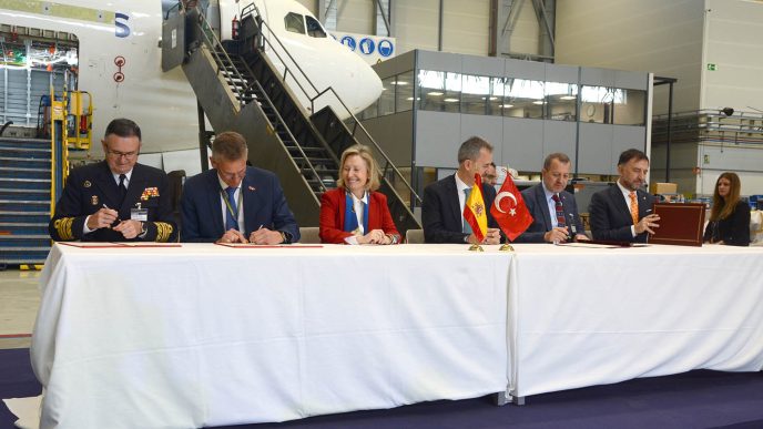 Firma de la entrada de la industria española en el prgrama Hurjet/Saeta II para el Ejército del Aire y del Espacio español.