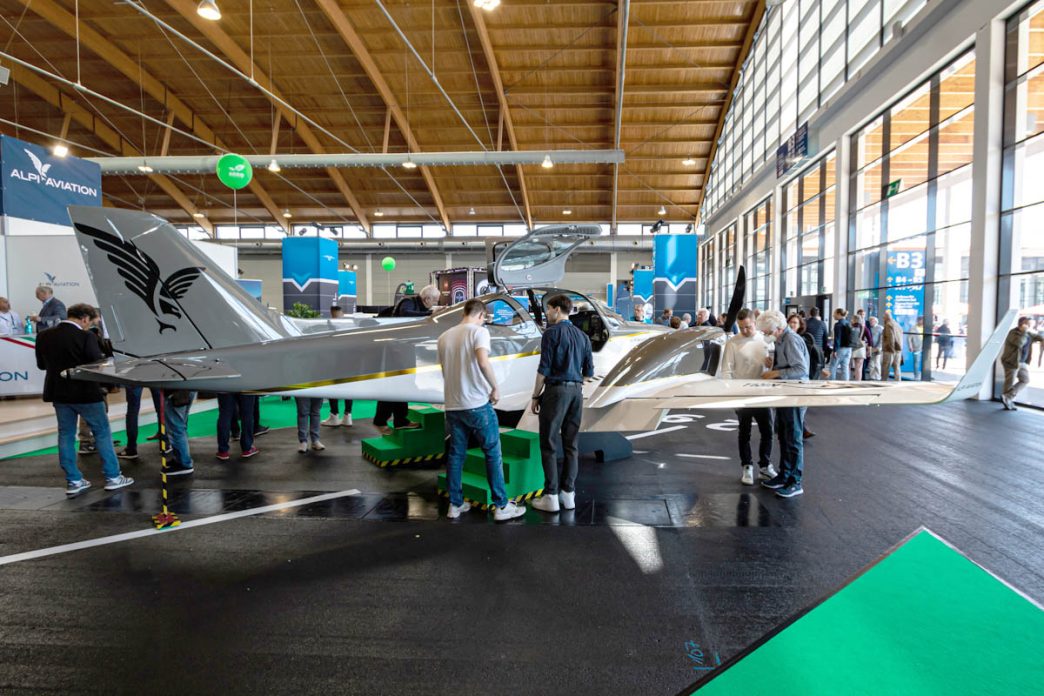 El Alpi Aviation Pionner 800 Twin en el salón Aero Friedrichshafen.