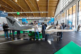 El Alpi Aviation Pionner 800 Twin en el salón Aero Friedrichshafen.