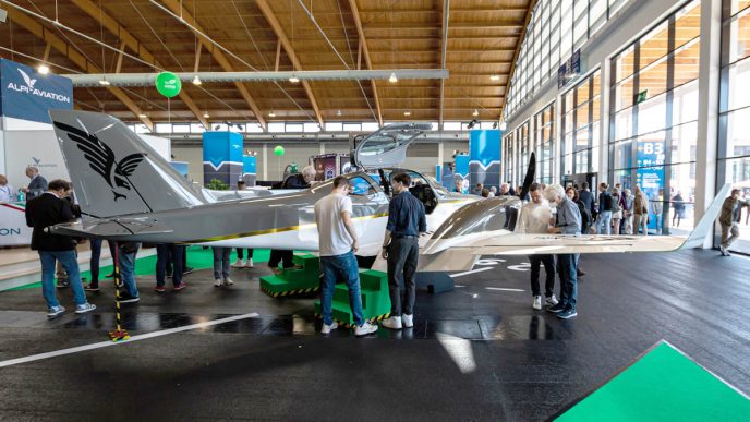 El Alpi Aviation Pionner 800 Twin en el salón Aero Friedrichshafen.