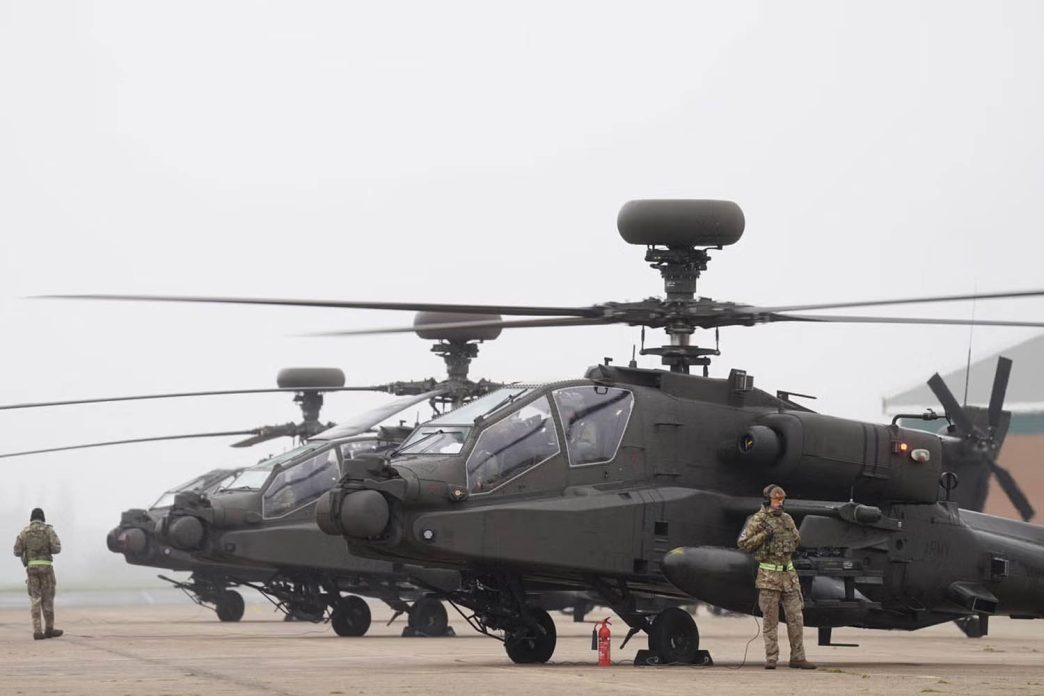 Los Boeing AH-64E británcios contarán con drones de apoyo.