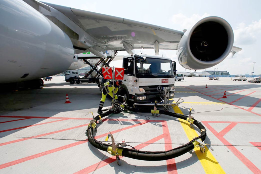Las aerolíneas confían en que en verano no falte combustible en los aeropuertos, pero no en su precio.