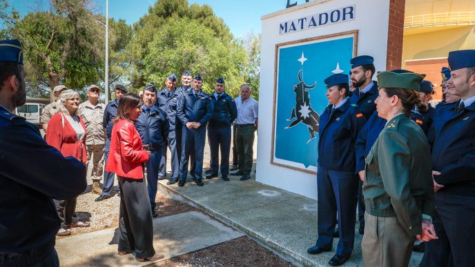 Margarita Robles durante su visita al EVA 2.