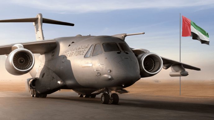 Embraer KC-390 con emblemas de la Fuerza Aérea de Emiratos Árabes Unidos.