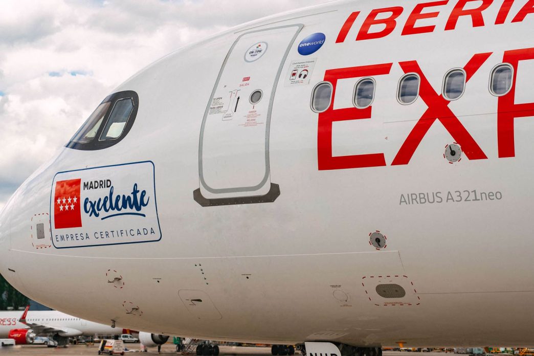 Detalle del sello Madrid Excelente en el morro del Airbus A321neo EC-NUD de Iberia Express.