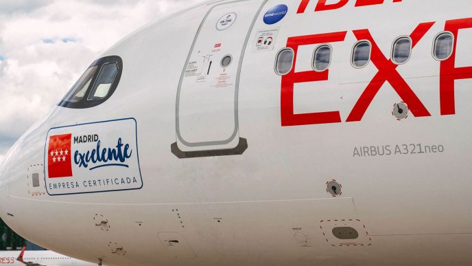 Detalle del sello Madrid Excelente en el morro del Airbus A321neo EC-NUD de Iberia Express.