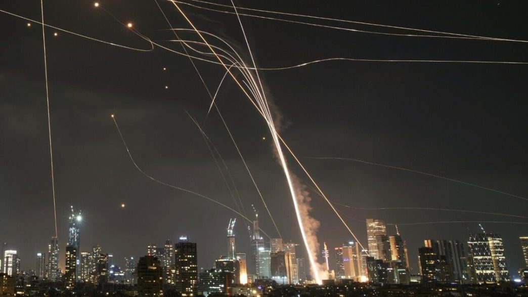 Sistemas anti misil de la Cúplua de Hierro israelí actuando contra misiles iraníes en Tel Aviv.