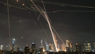 Sistemas anti misil de la Cúplua de Hierro israelí actuando contra misiles iraníes en Tel Aviv.