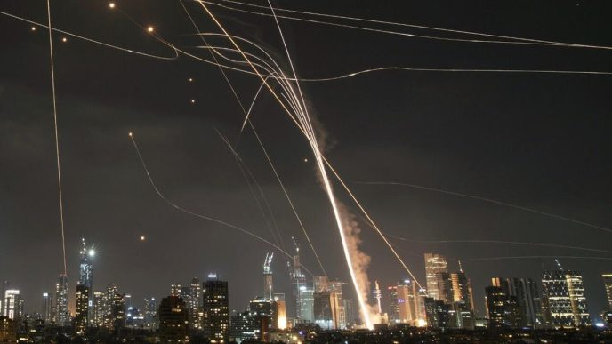 Sistemas anti misil de la Cúplua de Hierro israelí actuando contra misiles iraníes en Tel Aviv.