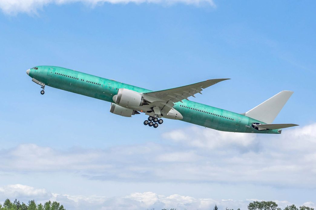 Despegue de Paine Field del primer Boeing 777-9 de Lufthansa en su primer vuelo.
