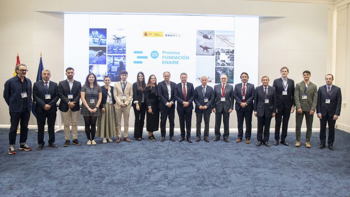 Ganadores de los premios Fundación ENAIRE junto al secretario de Estado de Transportes y Movilidad Sostenible, el director general de ENAIRE y la directora gerente de la Fundación ENAIRE.